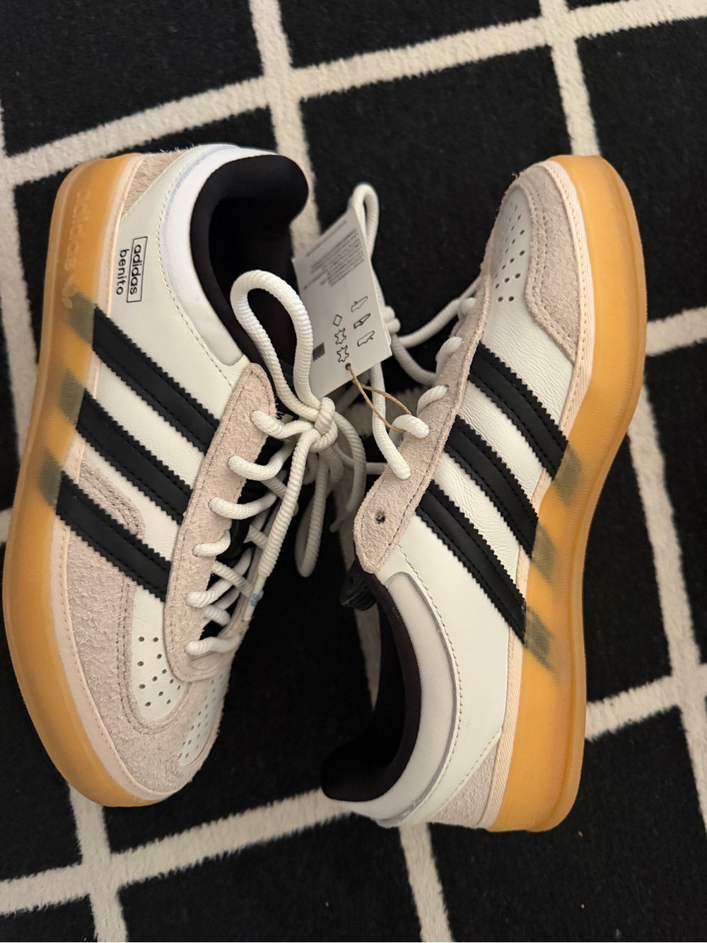 NWT BAD BUNNY adidas Men’s White Black Gazelle Sneakers w/ Gum Sole Women’s 6.5 - Picture 4 of 7